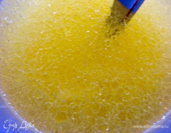 Выливаем апельсиновый выжатый сок в стакан 250 мл (сока надо 190 мл) и добавляем в этот же стакан растительное масло 60 мл, итого выходит полный стакан смеси.