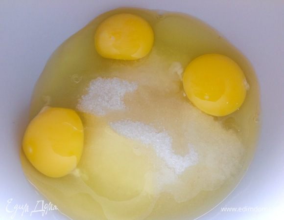 В миске взбиваем сахар с яйцами в пену, добавляем щепотку соли.