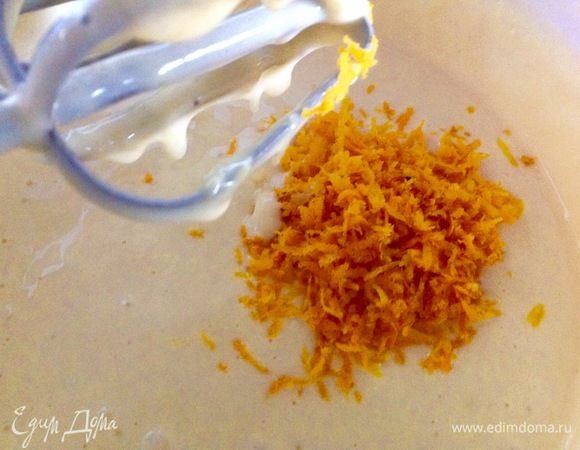 Во взбитую смесь добавляем цедру апельсина, 1–2 ст. ложки, по вашему желанию и вкусу.