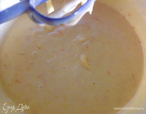 Просеиваем туда разрыхлитель с мукой, разрыхлитель берите 1 чайную ложку с хорошей горкой, все взбиваем и вливаем сюда стакан масляно-соковой смеси и снова взбиваем до однородности