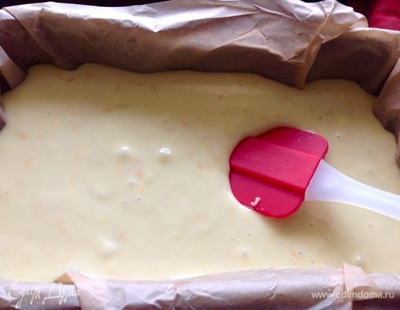 Тесто выливаем в форму, застеленную пергаментом, и ставим в заранее разогретую духовку на 180°С, я выпекала 50 мин. Следите за своей духовкой, время индивидуальное.