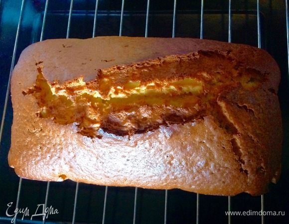 Вынимаем за борта пергамента кекс из формы, убираем бумагу и оставляем остывать его на решетке.