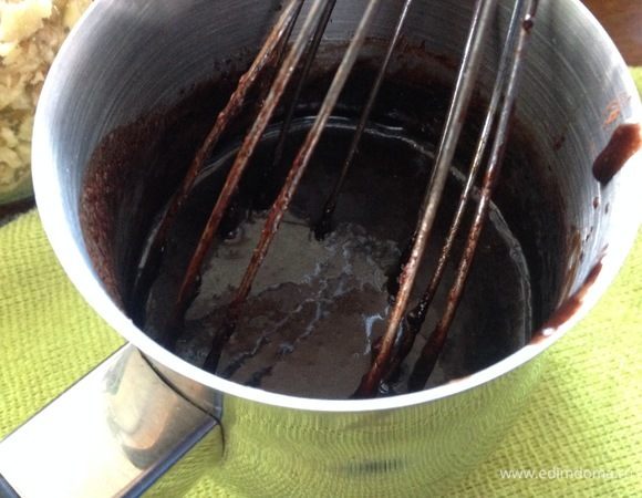 Глазурь: в турке для кофе растапливаем сливочное масло, добавляем молоко, сахар и какао. Доводим до кипения, не переставая помешивать, чтобы не было комков и не пригорело. Масса загустеет на глазах.