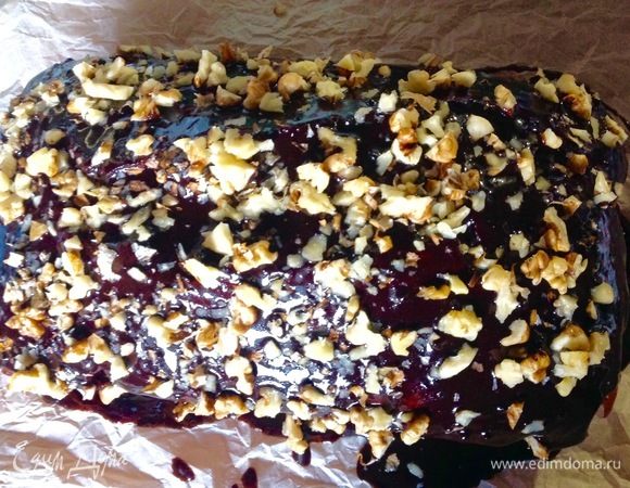 Поливаем кекс глазурью и посыпаем нарезанными грецкими орехами.