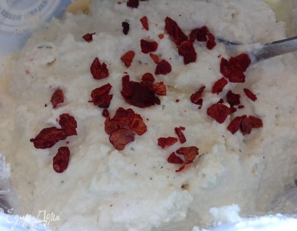 Начнем с начинки: творог смешиваем с солью по вкусу, выдавливаем чеснок и добавляем кусочки сухой паприки и сметану.
Если вы кушаете майонез, то вместо сметаны можно заправить майонезом.