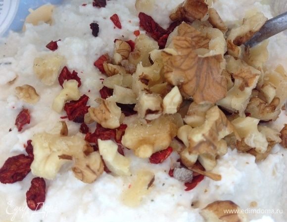 Добавляем орехи и смешиваем.