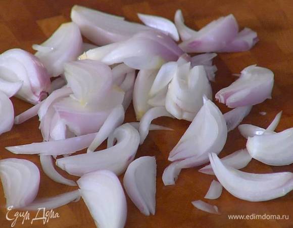 Лук почистить и нарезать тонкими ломтиками.