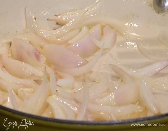 Разогреть в сковороде оливковое масло и обжарить нарезанный лук.