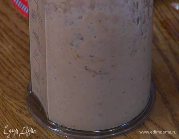 Приготовить соус: тунца соединить с маскарпоне и каперсами, добавить семена фенхеля, влить яблочный уксус, оливковое масло Extra Virgin, апельсиновый сок и взбить все погружным блендером в пюре, затем добавить обжаренный лук, розовый перец горошком, соль и взбить все еще немного.