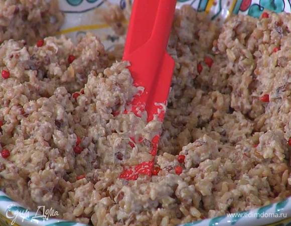 Отваренный рис выложить в глубокое блюдо, добавить соус, все перемешать, затем посыпать розовым перцем.