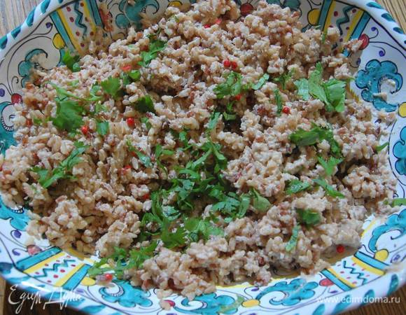Кинзу мелко порубить и посыпать рис.