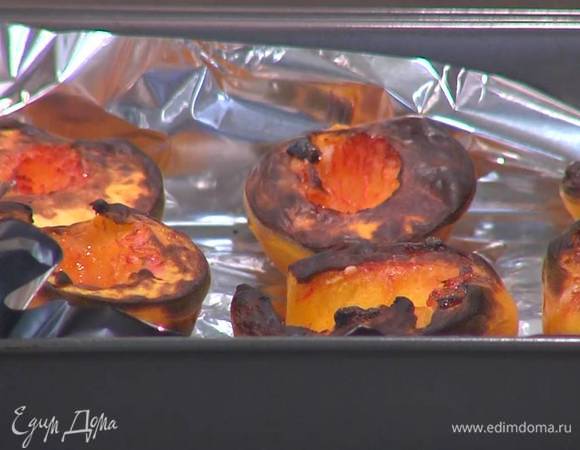 Персики разрезать пополам и, удалив косточки, выложить срезами вверх в небольшой противень, выстеленный пищевой фольгой, а затем запечь под разогретым грилем до загорелой корочки.