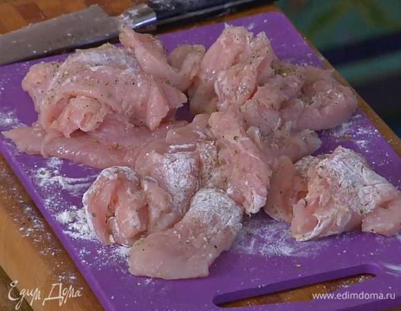 Куриные грудки отбить, посолить, поперчить, посыпать сухим орегано и мукой со всех сторон и нарезать мясо длинными кусочками.