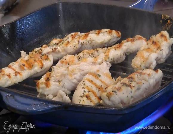 Разогреть сковороду-гриль, слегка смазать ее оливковым маслом и обжаривать курицу по 3‒4 минуты с каждой стороны до готовности.