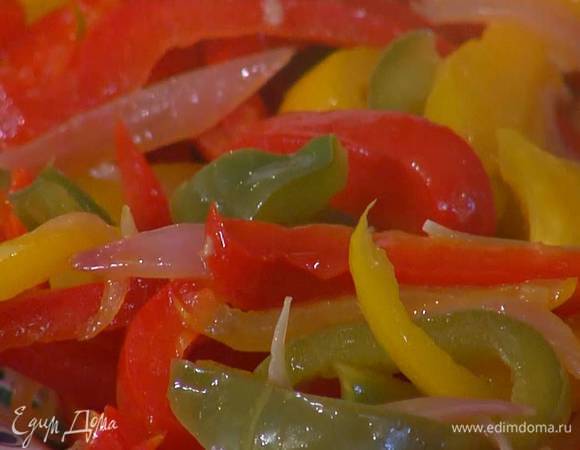 Разогреть в сковороде немного оливкового масла и обжарить лук до прозрачности, добавить чеснок, а через полминуты сладкий перец и обжарить все вместе, влить 100‒150 мл воды и дать ей немного выпариться, затем добавить вино и уксус и тушить перец до готовности.