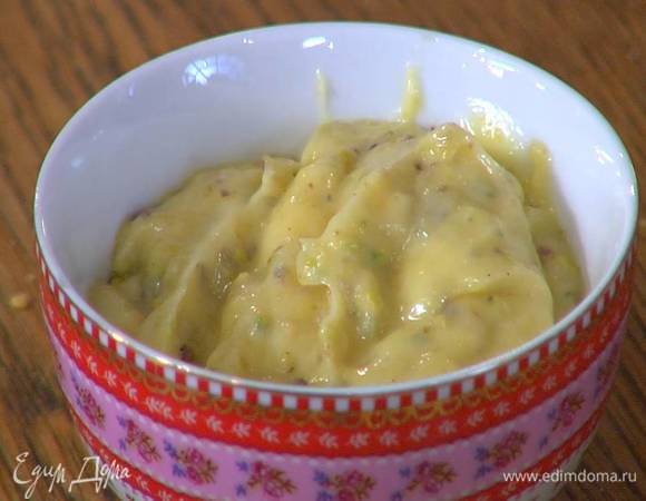 Фисташки измельчить в ступке в мелкую крошку (должна получиться 1 ст. ложка), добавить в майонез и все перемешать.