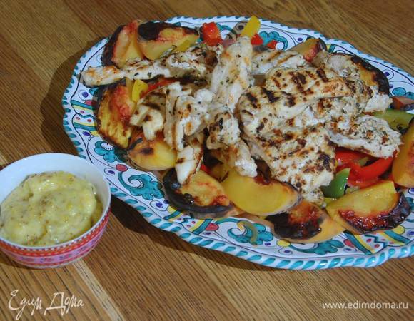 Сладкий перец выложить в глубокое блюдо, сверху разложить запеченные персики и куриные грудки. Подавать с майонезом.