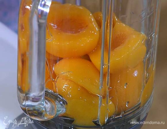 Консервированные персики, слив жидкость, поместить в блендер, добавить лимонный сок и взбить.