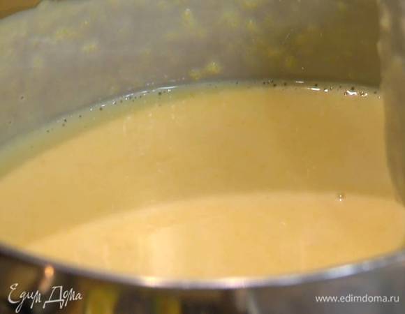 В кастрюлю влить сливки и молоко, добавить персиковое пюре и 100 г коричневого сахара, все перемешать и прогревать на огне, периодически перемешивая, до появления первых пузырьков, затем снять с огня и остудить до 60°С.