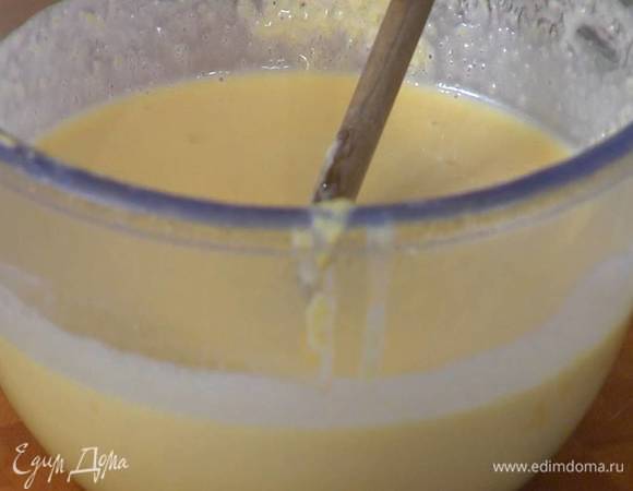 Просекко налить в глубокую посуду, через мелкое сито процедить туда же персиково-сливочную массу, добавить желатин и все перемешать.