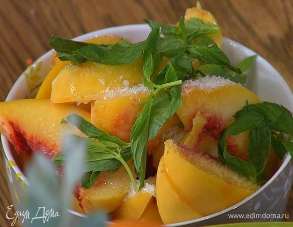 Свежие персики, удалив косточки, нарезать небольшими дольками, полить выжатым из целого лимона соком, посыпать 2 ст. ложками сахара, порванными листьями мяты и оставить мариноваться на 2 часа.