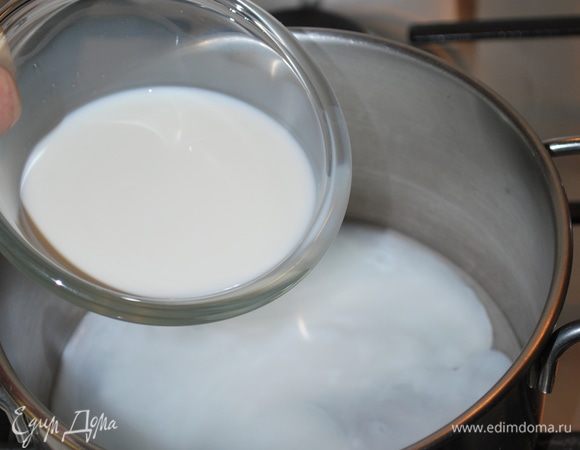 Наливаем в сотейник 200 мл отфильтрованной воды и добавляем половину сливок 10%.