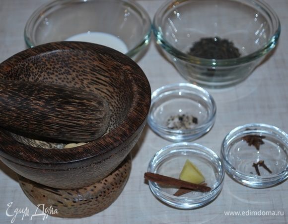 Кардамон и перец растираем в ступке.