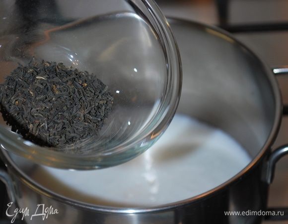 Вода со сливками прогрелась, кладем черный чай.