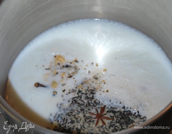 И сразу кладем все специи и корень свежего имбиря. Можно добавить специи, которые вы любите, или убрать специи, которые вам не нравятся.