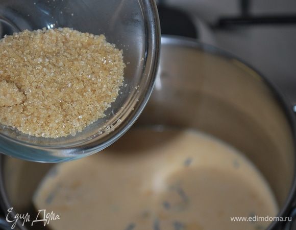 И в самом конце добавляем коричневый сахар. Закрываем крышкой и даем чаю настояться пару минут.