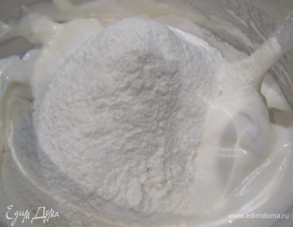 Добавляем желтки к белкам и вмешиваем аккуратно, мешаем в одну сторону. Затем всыпаем просеянную и смешанную с содой и разрыхлителем муку, мешаем так же в одну сторону. Смотрим, чтобы не было непромесов.