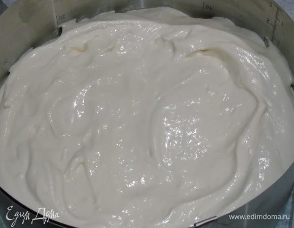 Дно формы 23 см выстелаем бумагой, бока не смазываем, выливаем тесто и отправляем выпекаться в разогретую до 170°С духовку на 30–35 минут, до сухой спички.