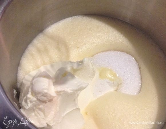 Рикотту взбить 2–3 мин., добавить сыр, сахар, муку и яйца. И еще раз взбить.