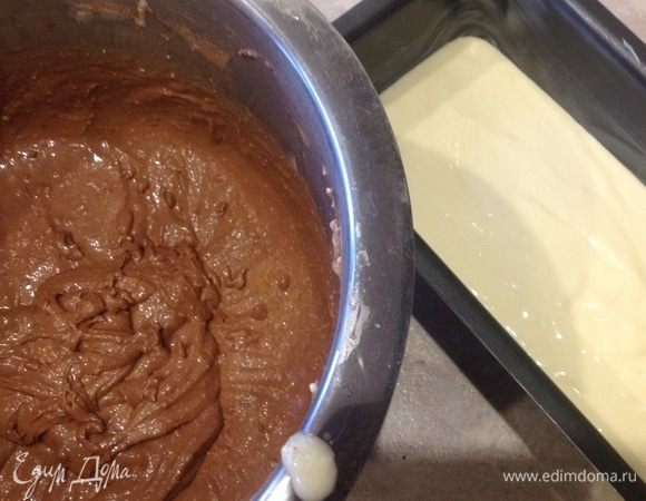 Тесто разделить, в 1/3 теста добавить какао и кофе, хорошо перемешать. 