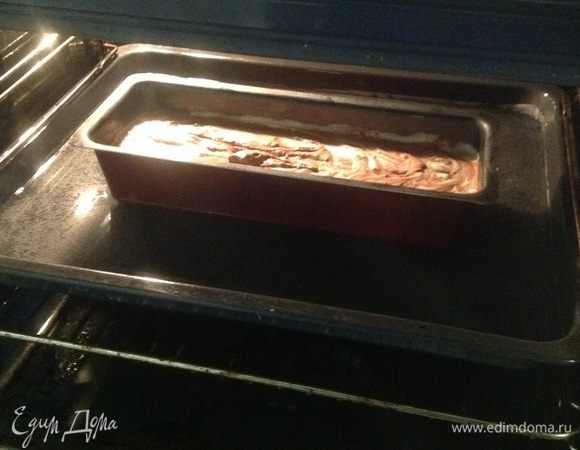 Поставить форму в противень с кипящей водой на 45 мин. при температуре 180°С. 