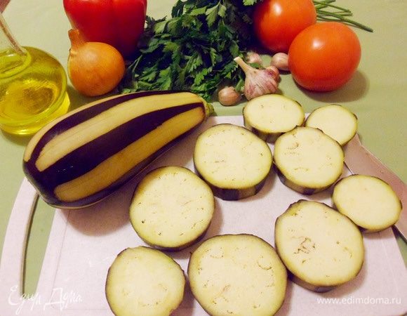 Баклажаны вымыть, почистить полосками (как зебра), нарезать кружками толщиной около 1,5 см.