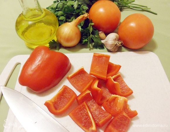 Сладкий болгарский перец вымыть, очистить от перегородок и семян. Крупно нарезать.