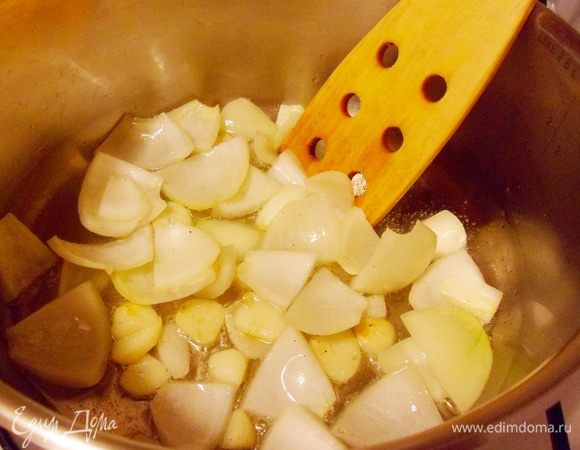 Добавить лук и жарить еще 5 минут. При обжаривании лука и чеснока нужно следить, чтобы они не пережарились, это может испортить вкус готового блюда. Лук и чеснок должны остаться бледно-золотистого цвета.