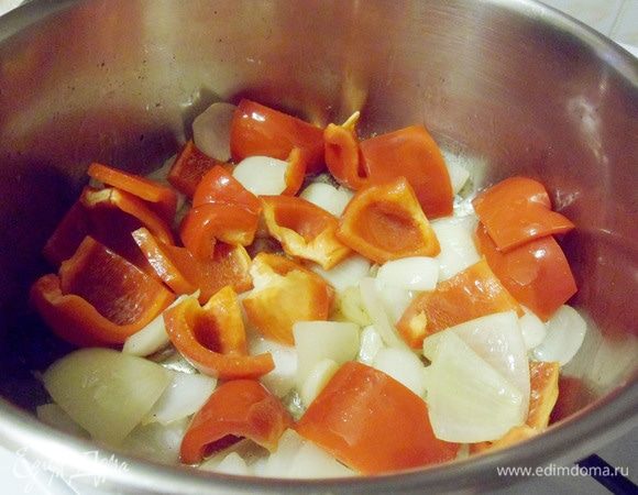 Затем добавить в кастрюлю сладкий перец и жарить еще около 15 минут.