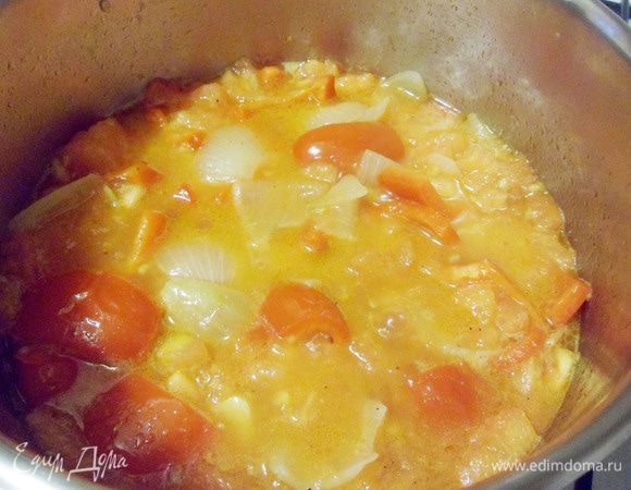 И залить баклажаны приготовленным соусом, тушить в течение 7–10 минут.