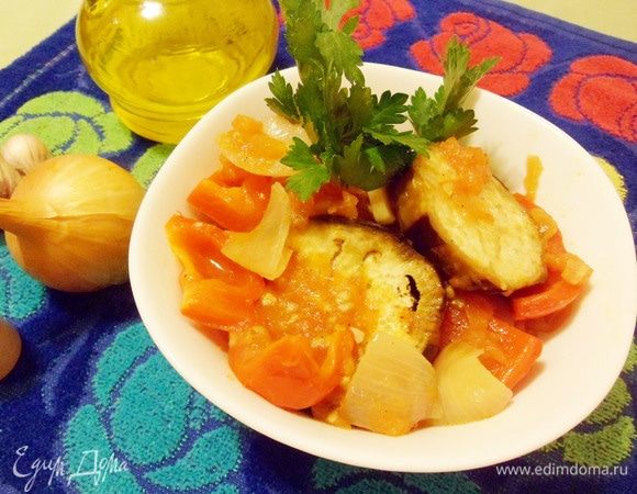 Можно сразу разложить баклажаны по порционным тарелкам.