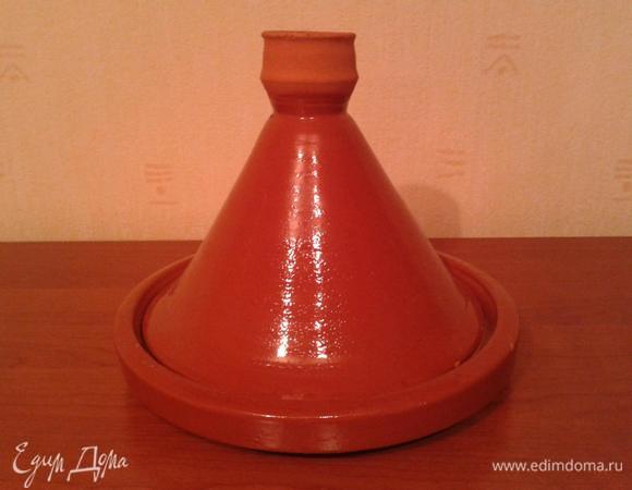 Обжарить тефтельки со всех сторон до румяности на оливковом масле партиями. Отложить в отдельную посуду, оставляя масло в сковороде. Накрыть, чтобы не остывали.