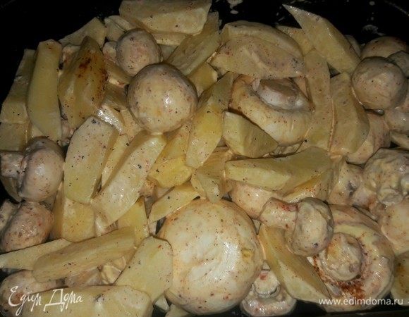 Переложить в противень овощи, закрыть фольгой и запекать в духовке 45 минут до полной готовности.