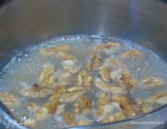 Орехи проварите 20 минут. Выньте шумовкой и сразу же обваляйте в сахарной пудре. Обжарьте до золотистого цвета.