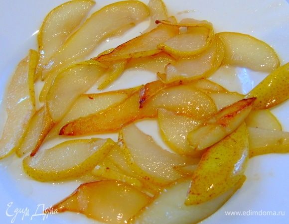 Грушу нарежьте, удалив предварительно сердцевину, и обжарьте с двух сторон до румяности. Посолите и поперчите.