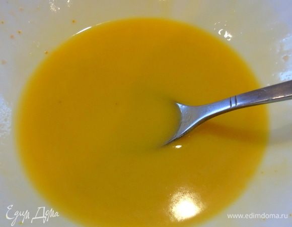 Для заправки: с апельсина снимите цедру и выдавите сок, добавьте оливковое масло и горчицу (лучше зернами), взбейте блендером до эмульсии. Соль и перец по вкусу.