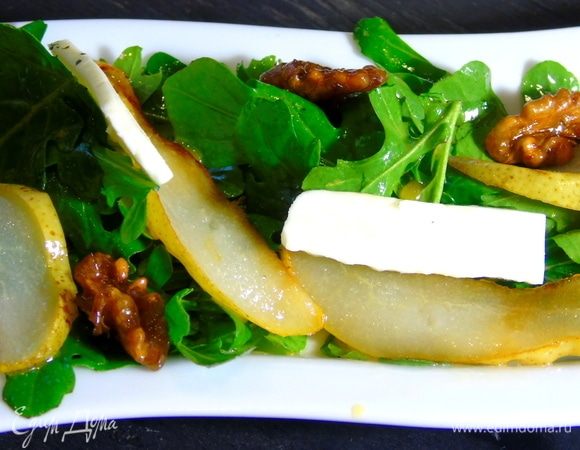 На тарелку выкладывайте руколу, сверху — груши, нарезанную моцареллу и орехи. Полейте оставшейся заправкой. Наслаждайтесь!