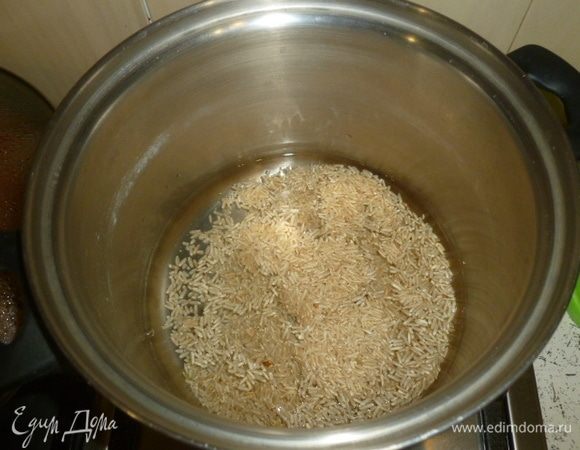 Рис залить 600 мл воды, добавить щепотку соли и отварить до готовности.