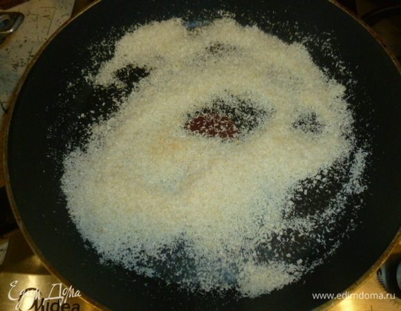 На большой сковороде обжарить кокосовую стружку до золотистого цвета, масло добавлять не надо. Пересыпать в миску.