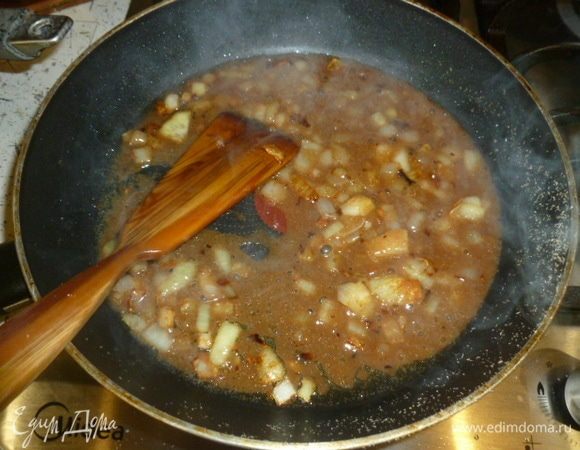 Вмешать тамариндовую пасту, добавить сок лимона. Добавить рис, перемешать.